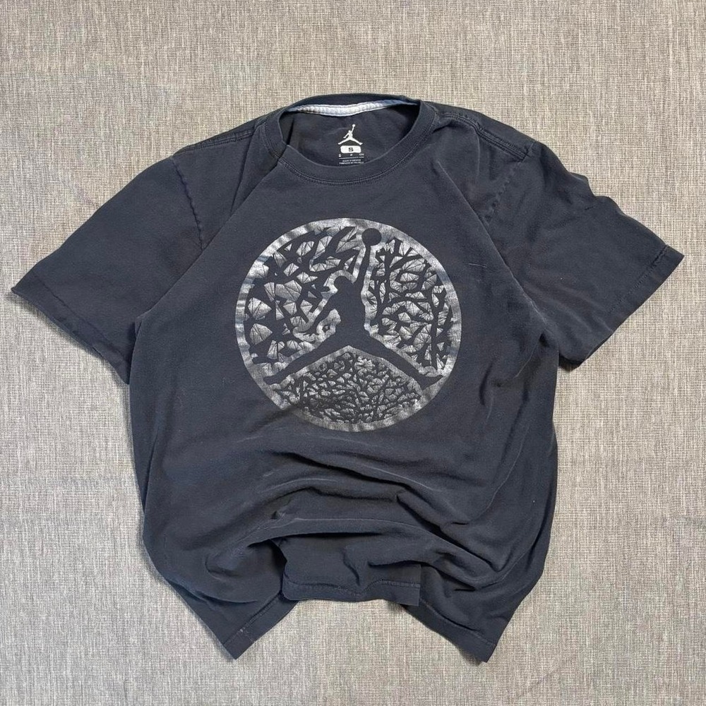 Jordan black t-shirt with grey graphic - S